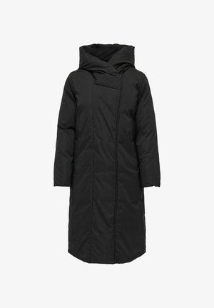 Crni kaput s podstavom, visokim, strukturiranim ovratnikom, dugim rukavima i duljinom do koljena. Ima skriveni prednji patentni zatvarač i minimalistički dizajn.