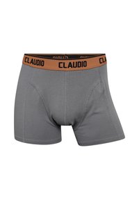 Grå boxer briefs med en brun elastisk talje, hvor der står "CLAUDIO" i sort skrift. Glat tekstur med syede detaljer.