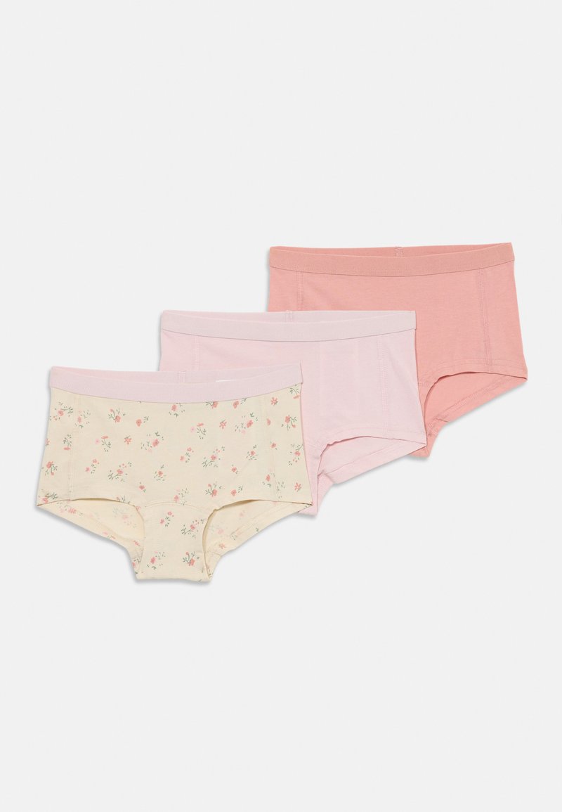 Tre par med bomulls hipster truser: en med blomstertrykk på krem, en lys rosa, og en mørkere rosa, hver med en myk linning.