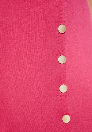 Tessuto rosa con righe verticali di bottoni dorati lungo il lato. Texture liscia con una leggero elasticità. Design classico e aderente.