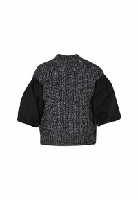 Svetr s texturovaným šedým pleteným tělem, černými nafouklými rukávy a vysokým límcem, zakončený žebrovaným lemem a zlatým akcentem.