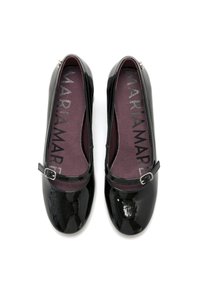 Ballerine in vernice nera con punta arrotondata, dotate di una fascia con fibbia. La soletta di un viola scuro riporta la scritta "MARIAMARE".