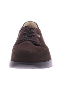 Bruine suède veterschoenen met een ronde neus, voorzien van een rits aan de zijkant en een grijze rubberen zool. Soepele textuur met stikseldetails.