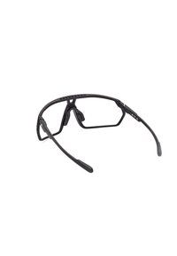 Černé sportovní sluneční brýle s geometrickým designem rámu, flexibilními stranami a texturovanými nosními podložkami pro lepší uchopení, s minimalistickou estetikou.