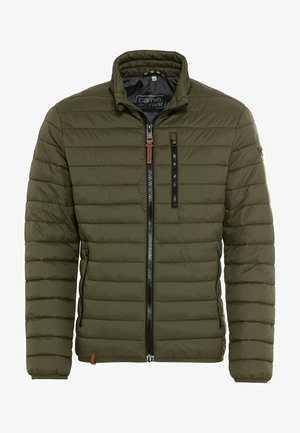 Grüne Pufferjacke aus glänzendem Material mit horizontalen Nähten, ausgestattet mit einem hohen Kragen, einem schwarzen Reißverschluss vorne und seitlichen Taschen.