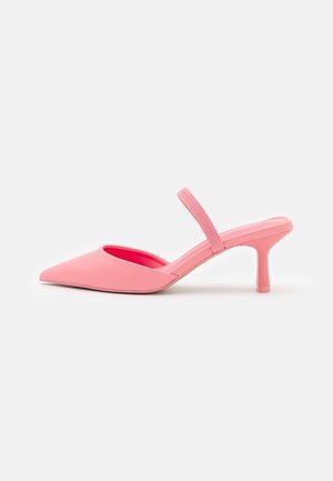 Różowe syntetyczne buty na obcasie typu slingback z szpiczastym noskiem, smukłym kształtem i cienkim paskiem w kostce. Gładka faktura z wysokim obcasem.