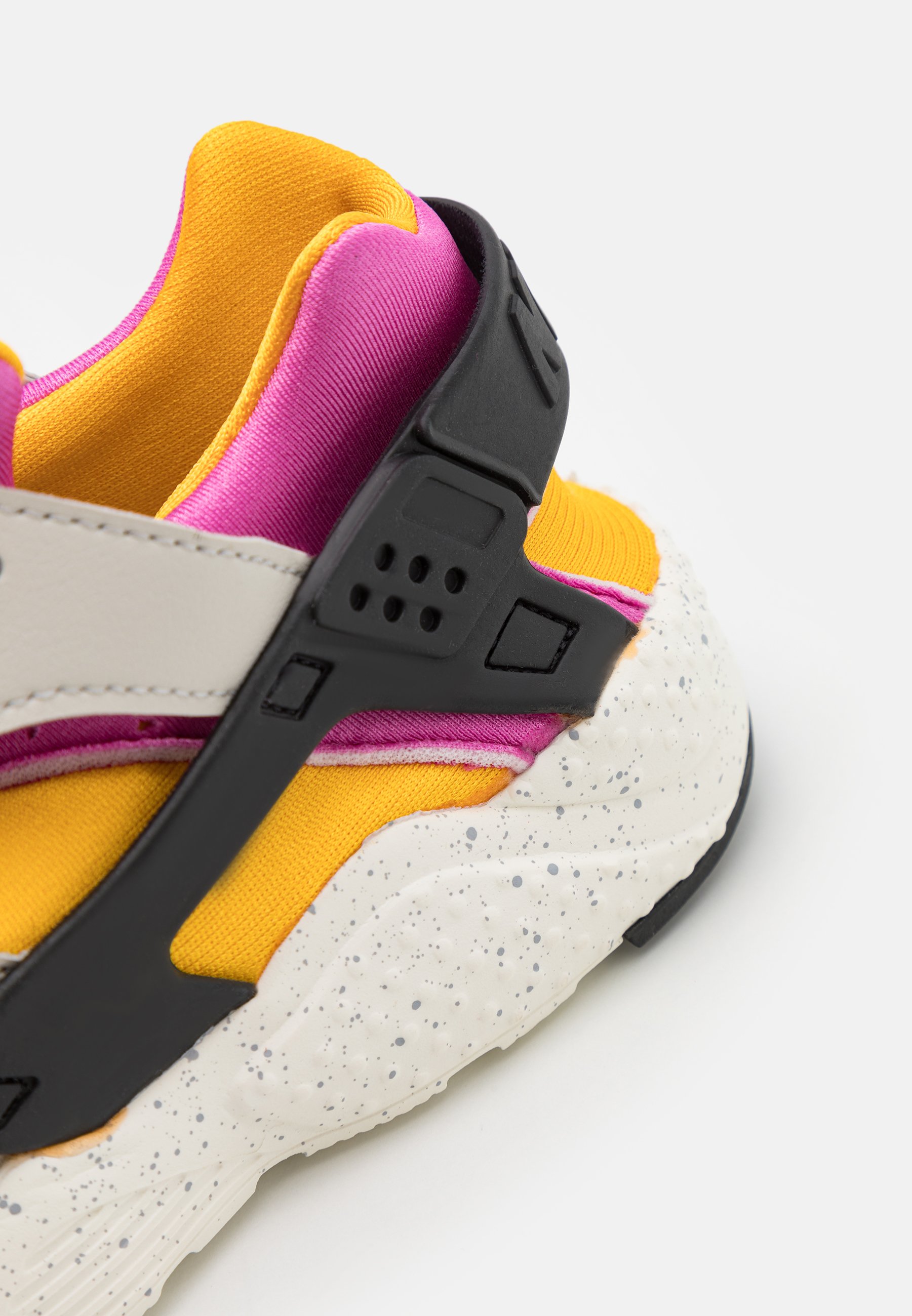 Nike Sportswear HUARACHE RUN - Sneakers laag - light bone/lethal pink/university  gold/black/Beige - Zalando.nl