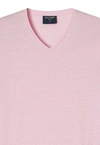 T-shirt a V scollato rosa chiaro realizzato in morbido tessuto, caratterizzato da un design casual e una vestibilità comoda. L'etichetta riporta "OLYMP" con taglia "M."