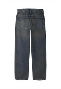 Vaqueros de mezclilla en un lavado oscuro con un corte relajado. Cuenta con una pierna recta, dos bolsillos traseros y costura estándar en la cintura.