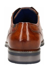 Chaussure en cuir marron présentant une finition lisse et polie. Elle comporte un talon arrondi, des détails couturés et un talon plat avec une légère inclinaison.