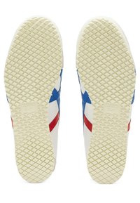 Białe sneakersy z niebieskimi i czerwonymi akcentami. Teksturalne gumowe podeszwie z diamentowym wzorem. Widoczne logo marki. Czysty, sportowy design.