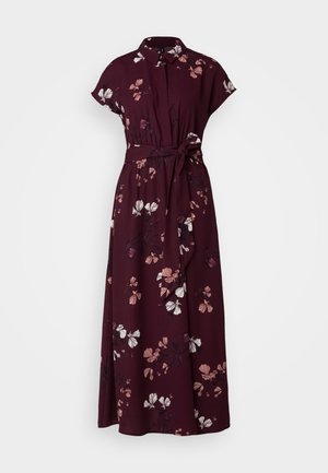 Bordeaux-rode jurk met korte mouwen, bloemenpatronen in roze en wit, knoopsluiting bij de kraag, getailleerde taille met strikdetail, vloeiende rok.