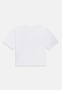 Λευκό κοντό t-shirt με κοντά μανίκια, στρογγυλή λαιμόκοψη, κατασκευασμένο από απαλό ύφασμα. Χωρίς ορατά σχέδια ή σήματα στο πίσω μέρος.