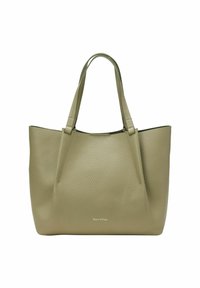 Sac cabas en cuir vert olive avec une finition texturée, doté de deux poignées robustes et d'un haut ouvert ; branding minimal à la base.