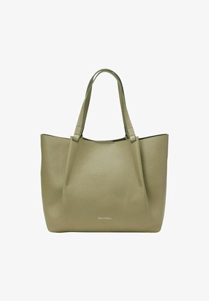Sac cabas en cuir vert olive avec une finition texturée, doté de deux poignées robustes et d'un haut ouvert ; branding minimal à la base.