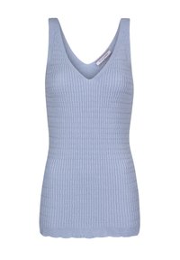Canotta in maglia blu chiaro con scollo a V e texture a coste; presenta un orlo a scallop e spalline larghe.