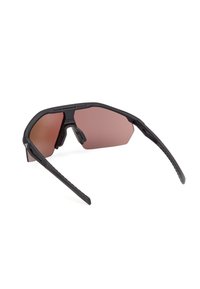 Gafas de sol deportivas negras con lentes envolventes tintadas de color rosa y almohadillas nasales ajustables, mostradas sobre un fondo blanco.