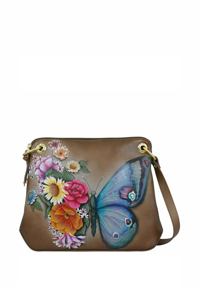 Braune Lederhandtasche mit einem bunten Blumenmuster und einem blauen Schmetterling. Goldfarbene Beschläge, weiche Textur und geschwungene Form.