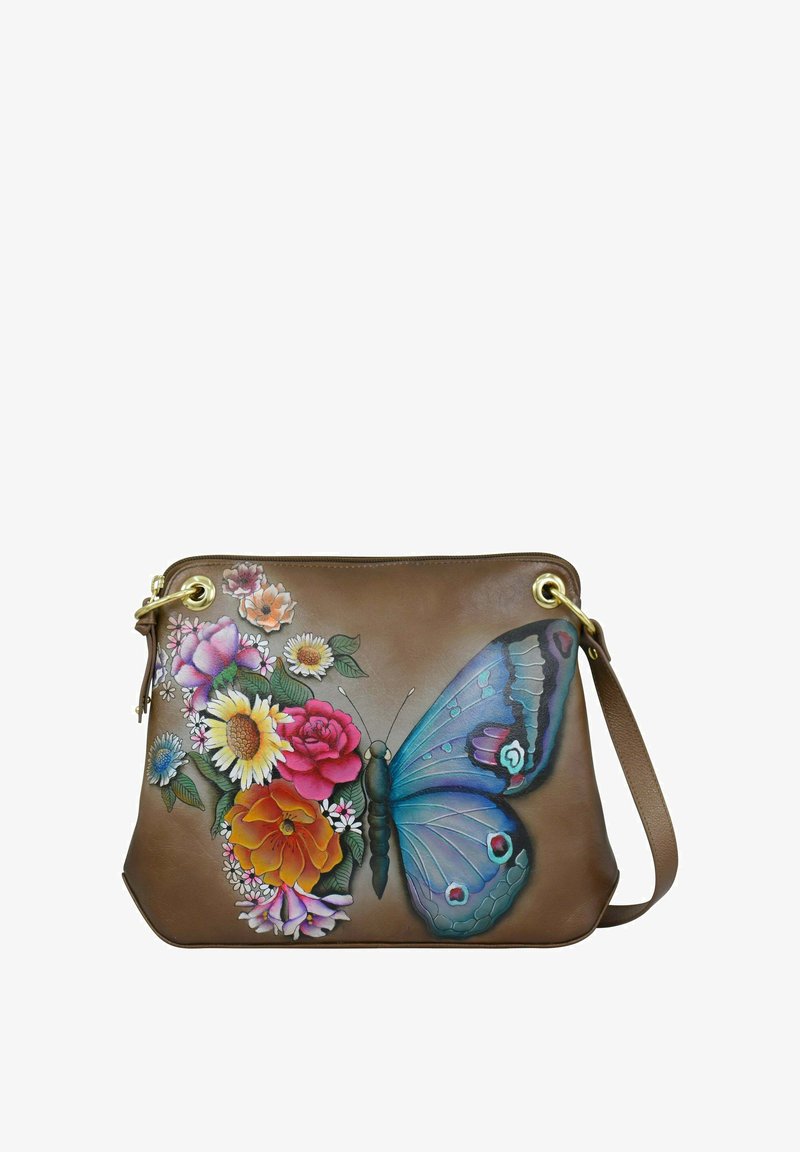 Braune Lederhandtasche mit einem bunten Blumenmuster und einem blauen Schmetterling. Goldfarbene Beschläge, weiche Textur und geschwungene Form.