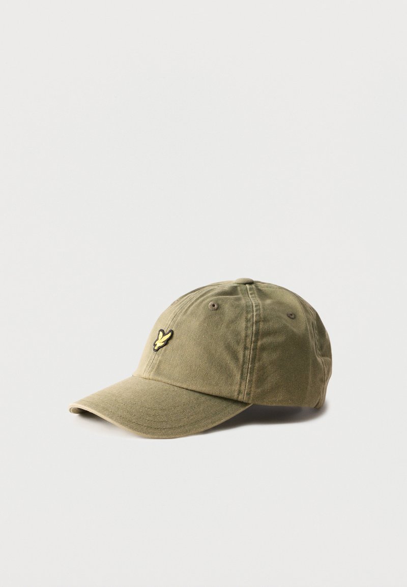 Φυστικί πράσινο καπέλο του μπέιζμπολ με καμπυλωτό γείσο και μικρό κίτρινο λογότυπο πουλιού κεντημένο στην μπροστινή αριστερή πλευρά.