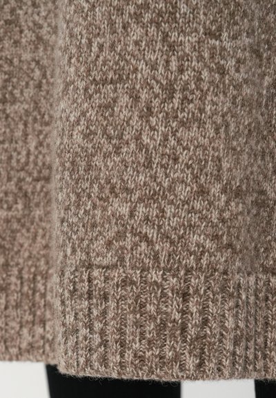 Πλεκτό πουλόβερ σε μαλακούς, ζεστούς καφέ τόνους �με υφασμάτινο σχέδιο, διαθέτει ριμπ μανσέτα και ελαφρώς χνουδωτή επιφάνεια για επιπλέον ζέστη.