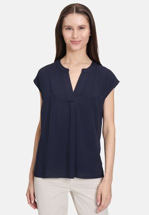 Donkerblauwe blouse met korte mouwen, een V-hals en geplooide voorkant, gemaakt van soepele stof. Eenvoudig, veelzijdig ontwerp, geschikt voor verschillende gelegenheden.