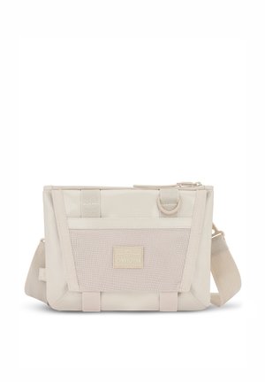 Borsa crossbody beige con un pannello di rete texturizzato, patch con logo, tracolla regolabile e chiusura con zip. Realizzata in tessuto resistente.
