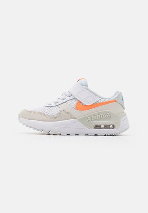 Hvid og beige Nike Air Max sneaker med orange swoosh, velcrolukning og synlig luftpude i sålen, vist i profil på hvid baggrund.