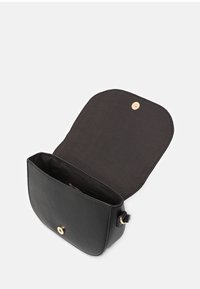 Borsa a tracolla in pelle nera con forma arrotondata, chiusura con bottone in metallo dorato e fodera in tessuto. L'interno presenta un vano.