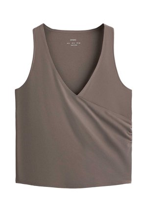 Hnedý tielkový top bez rukávov so zapínaním na zavinovanie, výstrihom do V a jemným nariasením na jednej strane, vyrobený z hladkej látky.