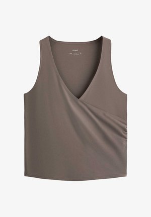 Hnedý tielkový top bez rukávov so zapínaním na zavinovanie, výstrihom do V a jemným nariasením na jednej strane, vyrobený z hladkej látky.