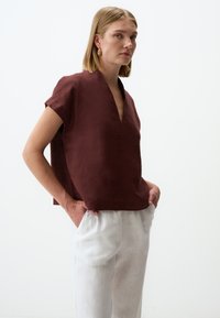 Jimmy Key V NECK - Blouse - brown