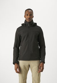 Czarna kurtka typu softshell z zapinanym przodem, kapturem i zapinanymi bocznymi kieszeniami; zaprojektowana z dopasowaną sylwetką i gładką teksturą.