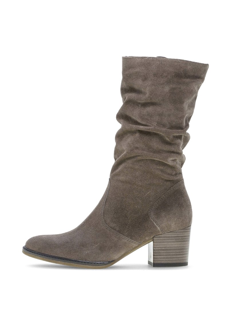 Bottines marron décontractées à cheville en daim doux, avec un talon bloc et un bout arrondi. Présente des variations de texture et un design de tige basse.