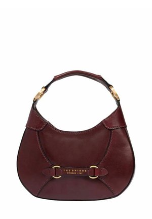 Bordeaux læderhåndtaske med en buet form, kort hank, gyldne hardware-accenter og et syet design med en central spænde-detalje.