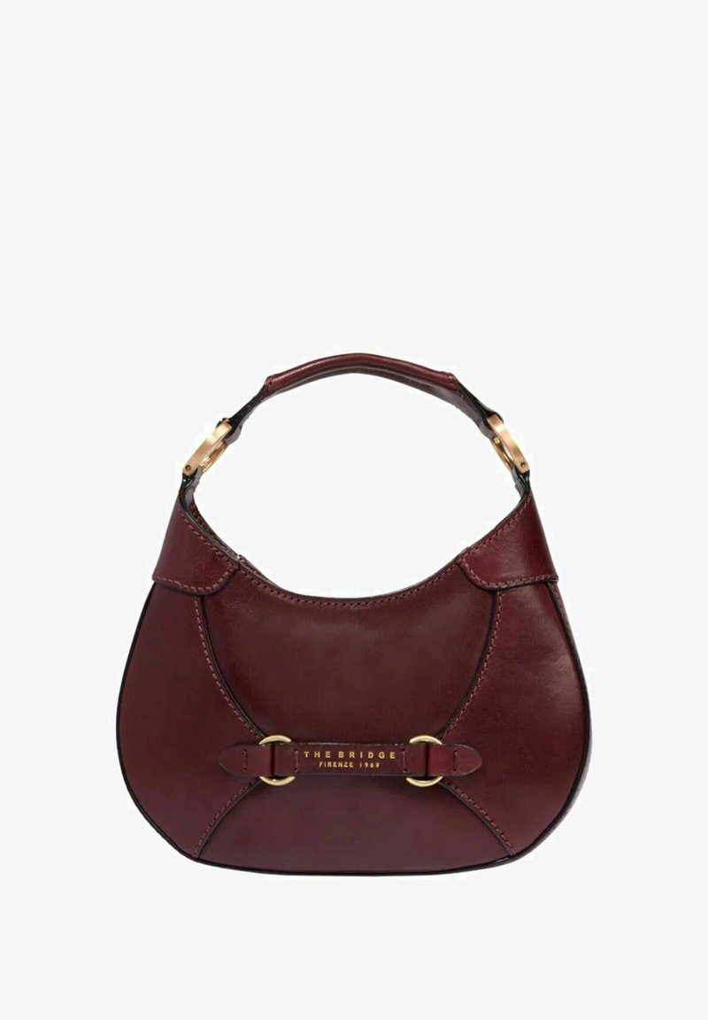 Bordeaux læderhåndtaske med en buet form, kort hank, gyldne hardware-accenter og et syet design med en central spænde-detalje.