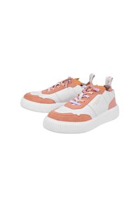Sneaker in suede bianco e pesca presentano una suola in gomma spessa e testurizzata, lacci a nastro in diversi colori e una linguetta sul tallone.