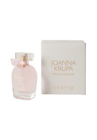 Przezroczysta butelka na perfumy z delikatnie różowym płynem, o okrągłym kształcie, z przezroczystą zakrętką i przewiązana różową wstążką. Zapakowana w białe pudełko.