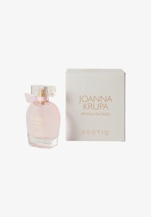 Przezroczysta butelka na perfumy z delikatnie różowym płynem, o okrągłym kształcie, z przezroczystą zakrętką i przewiązana różową wstążką. Zapakowana w białe pudełko.