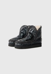 Bocanci negri din piele cu un design căptușit, căptușeală din blăniță și accente de cusătură gri. Talpă de cauciuc neagră de profil jos și vârf rotund.