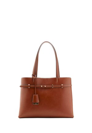 Leren tote bag in rijk bruin, met twee handvatten, een slanke schouderriem met metalen accent en een label detail. Soepele textuur en gestructureerde vorm.
