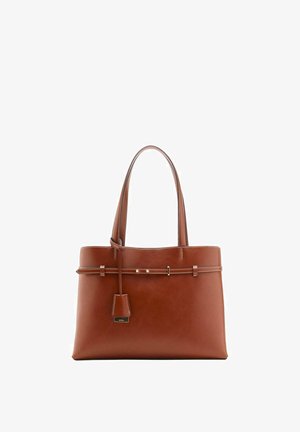 Leren tote bag in rijk bruin, met twee handvatten, een slanke schouderriem met metalen accent en een label detail. Soepele textuur en gestructureerde vorm.