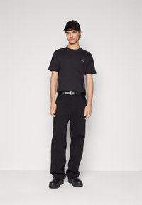 Calvin Klein ANGLED BACK LOGO - Apdrukāts T-krekls - ck black