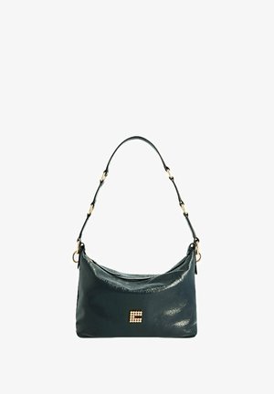 Zwarte leren schoudertas met een gebogen vorm, gouden accenten en een decoratief gouden "E"-embleem aan de voorkant. Glad oppervlak, verstelbare band.