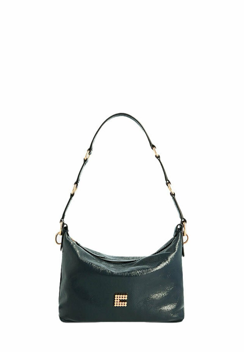 Zwarte leren schoudertas met een gebogen vorm, gouden accenten en een decoratief gouden "E"-embleem aan de voorkant. Glad oppervlak, verstelbare band.