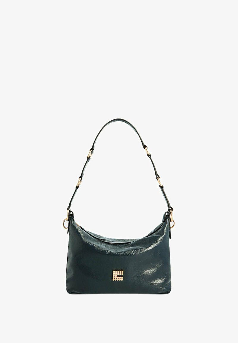 Zwarte leren schoudertas met een gebogen vorm, gouden accenten en een decoratief gouden "E"-embleem aan de voorkant. Glad oppervlak, verstelbare band.