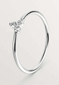 Anillo de plata con una banda lisa y plana, adornado con dos cristales redondos y transparentes dispuestos en un delicado diseño que recuerda a un engaste en la parte superior.