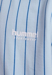 Lysblå sportst�øjs skjorte med lodrette blå striber og et hvidt "hummel" logo med "SPORTSWEAR" nedenunder i fed skrift.