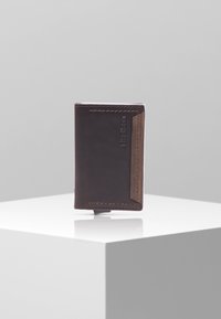 Portefeuille en cuir marron avec une finition texturée, comportant plusieurs emplacements pour cartes et un accent en cuir plus clair contrastant sur un côté.