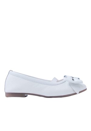 Ballerine plate en cuir blanc avec un bout arrondi et un nœud décoratif à l'avant. Texture lisse et design minimaliste avec un petit talon.